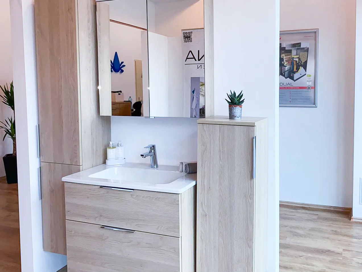 Badschauraum von Mino-Haustechnik mit Waschtisch, Unterschrank, Spiegelschrank und Hochschrank
