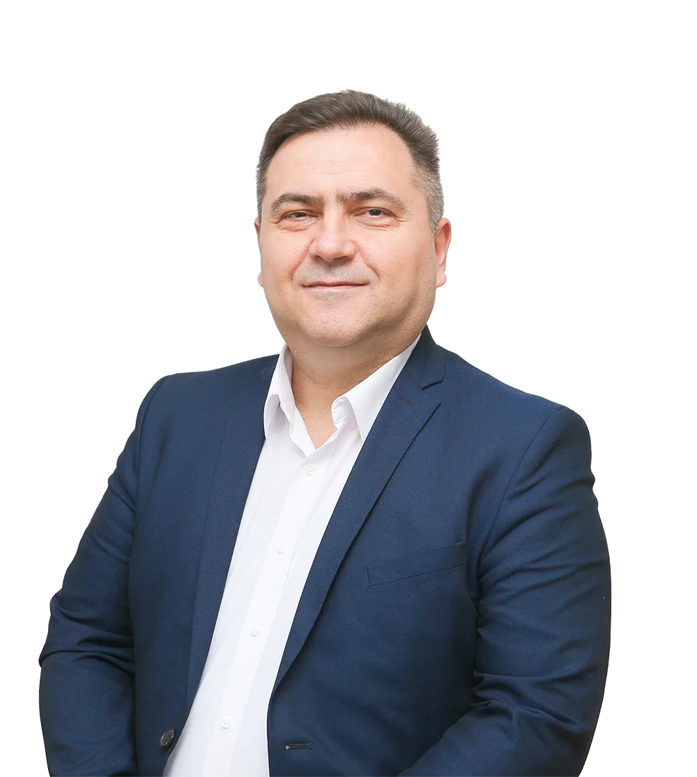 Minodor Suteu, Inhaber von Mino-Haustechnik, im Anzug vor hellem Hintergrund
